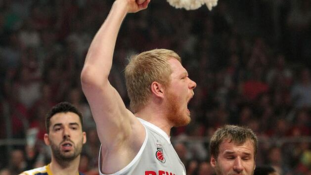 Philipp Neumann ballt die Siegerfaust. Fotos: sportpress