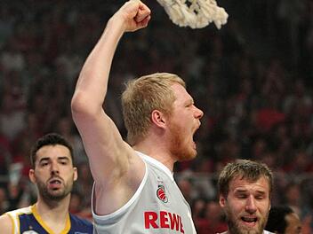 Philipp Neumann ballt die Siegerfaust. Fotos: sportpress