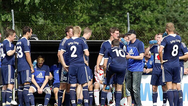 Wegen der Hitze wurden auch Trinkpausen eingelegt, in der der neue Ebinger Trainer Heiner Dumpert (mitm Kappe) seinem Team Anweisungen gibt. Foto: sportpress