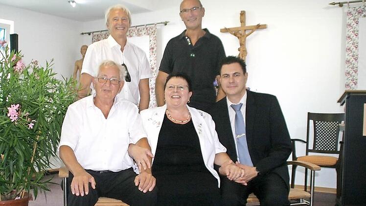 Nahmen Platz auf der neuen Bank: (vorne, von links) Manfred Schnapp, Gertie Martin-Schnapp und Peter Martin. Hinten: Dieter Federlein (links) und Volker Eppler.