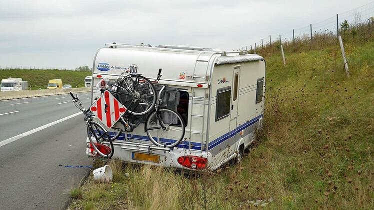 Auf der A3 bei Helmstadt hat am Samstag der Fahrer eines Wohnwagengespanns die Kontrolle verloren und sich mit seinem Pkw überschlagen. Foto: Berthold Diem