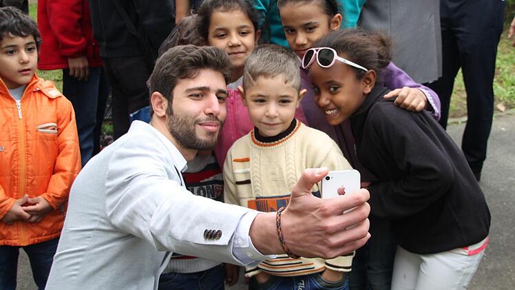 Handy-Foto: Hosam-Eldin Drag-al-Sibai macht den Kindern eine Freude.