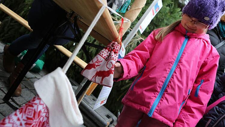 Am FT-Stand musste der Inhalt von Socken ertastet werden. Foto: Barbara Herbst