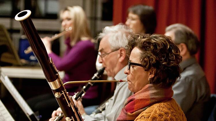 Unter Leitung von Hans Stähli probt das Orchester der "Musikfreunde Neustadt".Foto: Jochen Berger