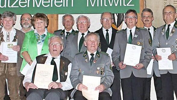 F&uuml;r 50-j&auml;hrige Mitgliedschaft sowie f&uuml;r besondere Verdienste um das Sch&uuml;tzenwesen wurden mit Ehrennadeln des Bayerischen Sportsch&uuml;tzenbundes diese Mitglieder des Sch&uuml;tzenvereins Mitwitz durch den 1. Gausch&uuml;tzenmeister Klaus Jentsch (links) geehrt. Fotos: Herbert Fischer