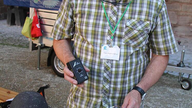 Hans-Joachim Küfner vom Landesbund für Vogelschutz stand Erwachsenen und Kindern mit Informationen zur Verfügung.