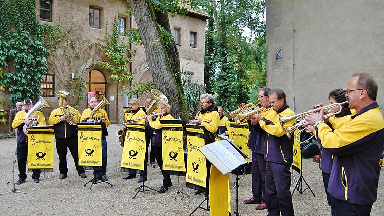Zum Abschied spielte die Bad Kissinger Postkapelle unter Leitung von Stefan Matthes. Foto: Sigismund von Dobschütz