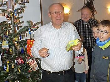 Dieter Lohmaier machte jedem Gewinner auf humorvolle Weise seinen Preis schmackhaft. Foto: Manfred Welker