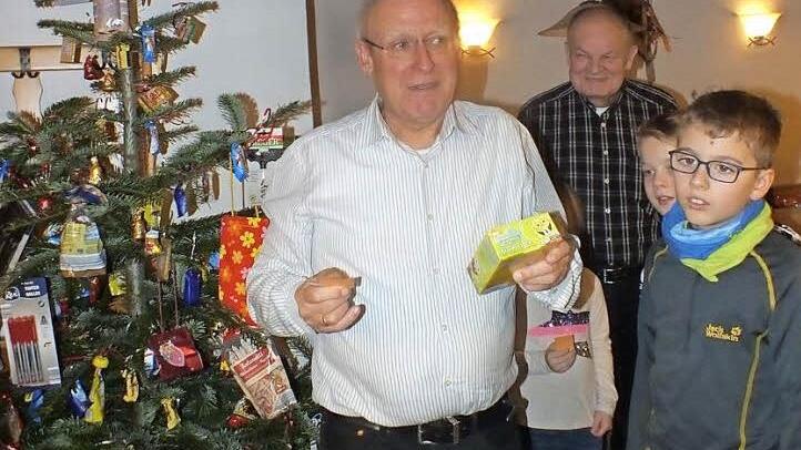 Dieter Lohmaier machte jedem Gewinner auf humorvolle Weise seinen Preis schmackhaft. Foto: Manfred Welker