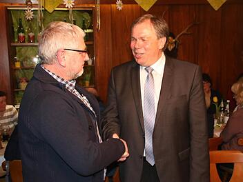 Fraktionssprecher Klaus Holland (links) gratulierte Bernhard Ruß zur Nominierung.  Foto: Klaus Schmitt