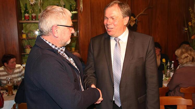 Fraktionssprecher Klaus Holland (links) gratulierte Bernhard Ruß zur Nominierung.  Foto: Klaus Schmitt