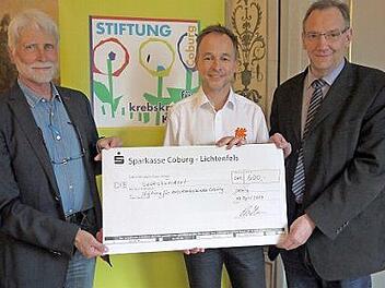 600 Euro haben Dirk Ress (Mitte) und seine Kollegen der "Runningbros" beim Obermain-Marathon "erlaufen". Das Geld nahmen Thomas Nowak (rechts) und Uwe Rendigs entgegen. Foto: privat