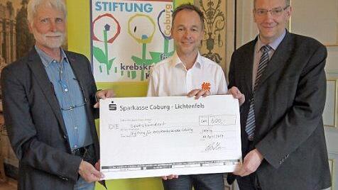 600 Euro haben Dirk Ress (Mitte) und seine Kollegen der "Runningbros" beim Obermain-Marathon "erlaufen". Das Geld nahmen Thomas Nowak (rechts) und Uwe Rendigs entgegen. Foto: privat