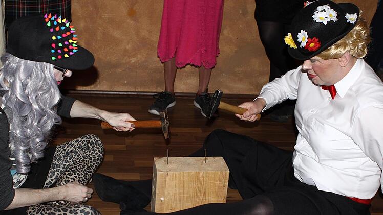 Mary Poppins nagelt um die Wette mit Schantalle Foto: Thomas Dill