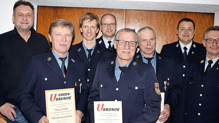 Die Geehrten (vorne von links) Hans Fiedler, Benedikt Vonbrunn sen. und Roland Will mit (von links) Drittem Bürgermeister Manfred Hofmann, dem Kommandanten Harald Fiedler, Kreisbrandmeister Thilo Kraus, dem stellvertretenden Kommandanten der Stützpunktwehr von Burgkunstadt, Michael Kannengießer und Kreisbrandinspektor Ottmar Jahn Foto: Dieter Radziej