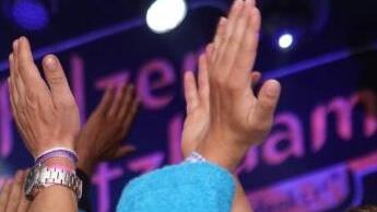 Und die H&auml;nde nach oben: Infiziert vom seitens der "Stoapf&auml;lzer Spitzbuam" akustisch verbreiteten Partyvirus konnte das Publikum gar nicht anders, als mitzufeiern und mitzuklatschen.Mario Deller