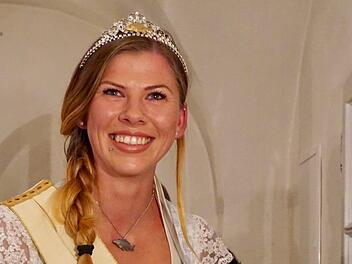 Nach drei ereignisreichen Jahren gibt Karpfenkönigin Nina Hock die Krone weiter. Ende August wird zum 20. Geburtstag des Karpfenland Aischgrund e.V. eine neue Hoheit gekrönt.  Foto: Tina Meier/Archiv
