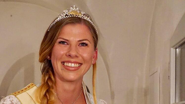 Nach drei ereignisreichen Jahren gibt Karpfenkönigin Nina Hock die Krone weiter. Ende August wird zum 20. Geburtstag des Karpfenland Aischgrund e.V. eine neue Hoheit gekrönt.  Foto: Tina Meier/Archiv