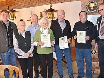 Ehemalige Schüler der Landwirtschaftsschule wurden beim Ehemaligentreffen in Gehülz geehrt. Von links Kreisvorsitzender Gerd Zehnter, Rosa Siegeris-Förtsch, Gerhard Herr, Irmgard Zehnter, Ottmar Kreutzer, Wilhelm Eidelloth und Landwirtschaftsdirektor Günter Heinlein. Foto: K.- H. Hofmann