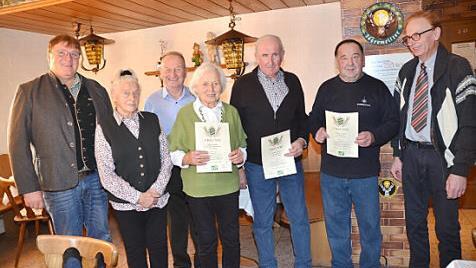 Ehemalige Schüler der Landwirtschaftsschule wurden beim Ehemaligentreffen in Gehülz geehrt. Von links Kreisvorsitzender Gerd Zehnter, Rosa Siegeris-Förtsch, Gerhard Herr, Irmgard Zehnter, Ottmar Kreutzer, Wilhelm Eidelloth und Landwirtschaftsdirektor Günter Heinlein. Foto: K.- H. Hofmann