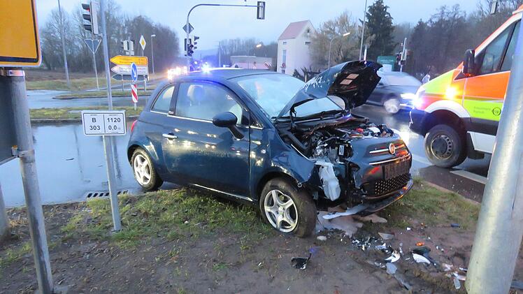 Bei einem Unfall auf der Wirsberger Kreuzung im Landkreis Kulmbach wurden zwei Menschen verletzt.