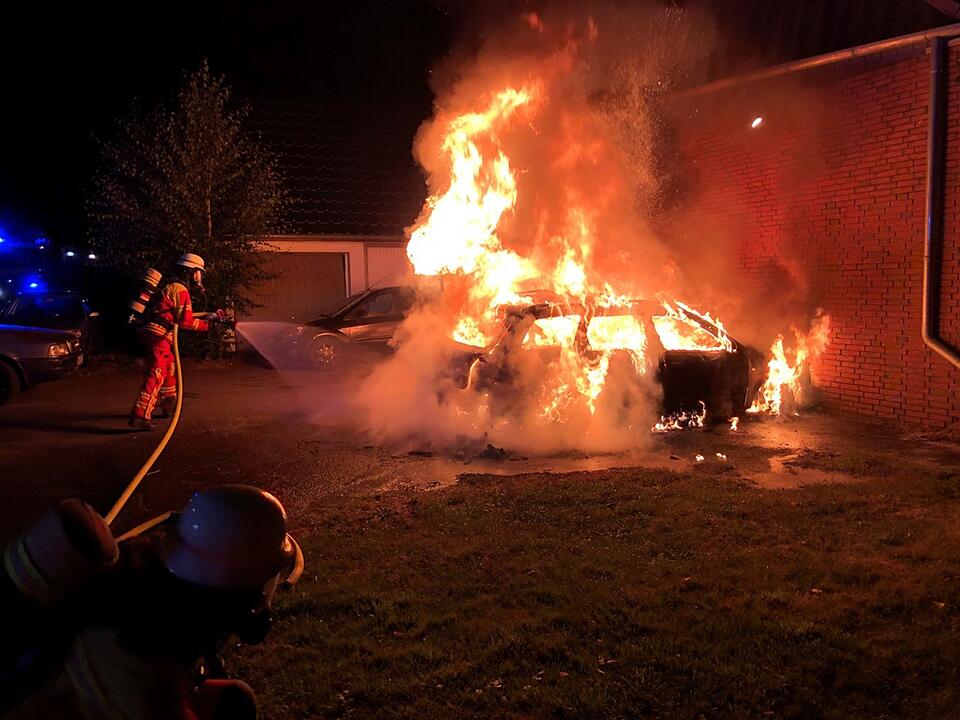 Auto brennt vor Wohnhaus