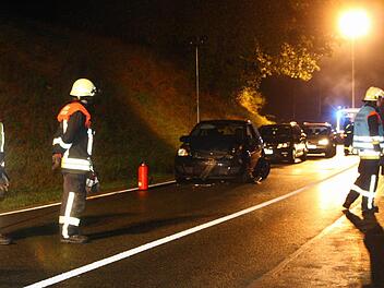 Während der Bergungsarbeiten musste die Straße komplett gesperrt werden. Fotos: Katrin Geyer