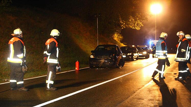 Während der Bergungsarbeiten musste die Straße komplett gesperrt werden. Fotos: Katrin Geyer