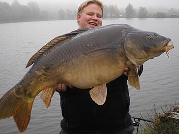 Wenn das kein Königskarpfen ist! 16 800 Gramm wog der Karpfen, der Florian Zimmermann die Königswürde beim Fischer- und Anglerverein Wallburg Eltmann einbrachte.