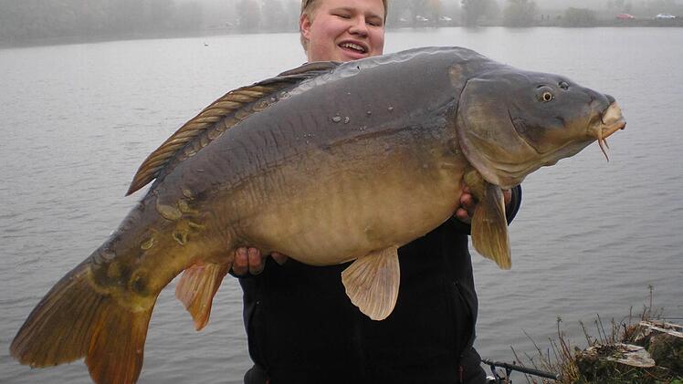 Wenn das kein Königskarpfen ist! 16 800 Gramm wog der Karpfen, der Florian Zimmermann die Königswürde beim Fischer- und Anglerverein Wallburg Eltmann einbrachte.