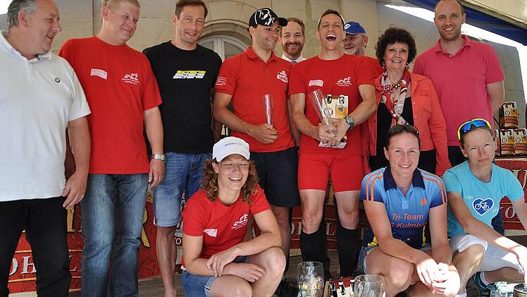 Siegererung - hinten, von links: Heik Nase (BMW-Autohaus Herrnleben), 3. Bürgermeister Frank Wilzok, Christof Schmidt (3. Herren), Andreas Sperber (1.), stellvertretender Landrat Jörg Kunstmann, Marcus Schattner (2.), Wilfried Ullmann (Bayerischer Triathlon-Verband), Heidesuse Wagner (Vorsitzende ATS Kulmbach) und Manuel Kummert (Kulmbacher Brauerei); vorne, von links: Heike Mönch (3. Frauen), Nadja Lindner (2.) und Siegerin Ulrike Schwalbe.