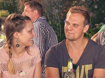 Da grinsen sie sich schon an: Jenny (links) und Bauer Gunther aus Mittelfranken. Fotos: RTL