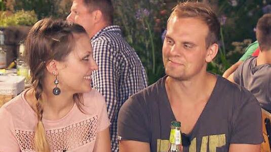 Da grinsen sie sich schon an: Jenny (links) und Bauer Gunther aus Mittelfranken. Fotos: RTL