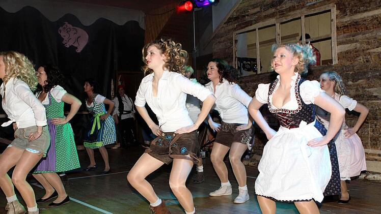 Die Tanzgruppe "No Name" eröffnet das Showprogramm. Foto: Michael Wunder
