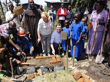 Regina Rinke, Dekan Andreas Krefft (Bad Neustadt/ Saale) und Adam Broll gastieren zur Grundsteinlegung mit den Einwohnen in Gahunga /Ruanda. Foto: Regina Rinke