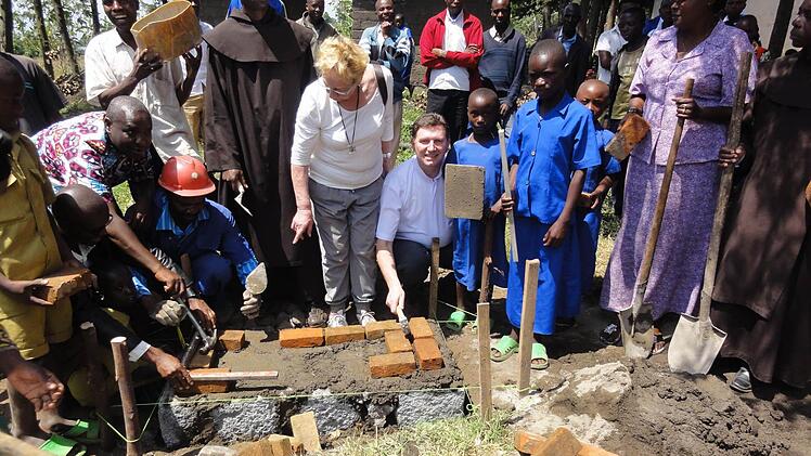 Regina Rinke, Dekan Andreas Krefft (Bad Neustadt/ Saale) und Adam Broll gastieren zur Grundsteinlegung mit den Einwohnen in Gahunga /Ruanda. Foto: Regina Rinke