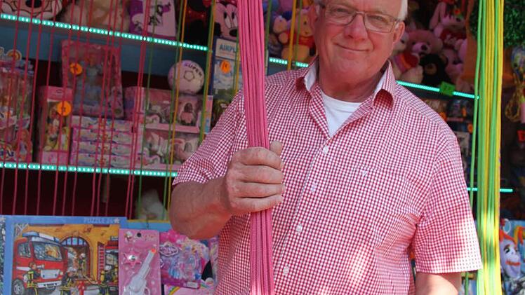 Willi Sipema ist extra aus Holland angereist und hat an seinem Fadenzieh-Stand viele kunterbunte Plüschtiere dabei. Foto: Sonja Adam