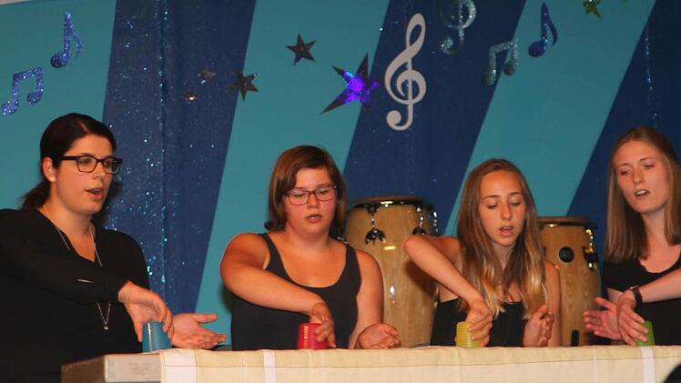 Der Rhythmus-geprägte "Cup-Song" mit Tisch und Becher.