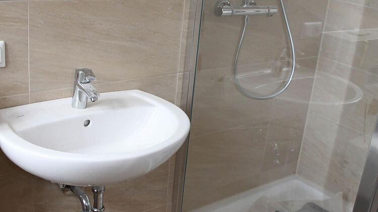 Das Bad der Kaplanei: hell, freundlich, sauber, zweckmäßig - ohne Protz und Prunk.