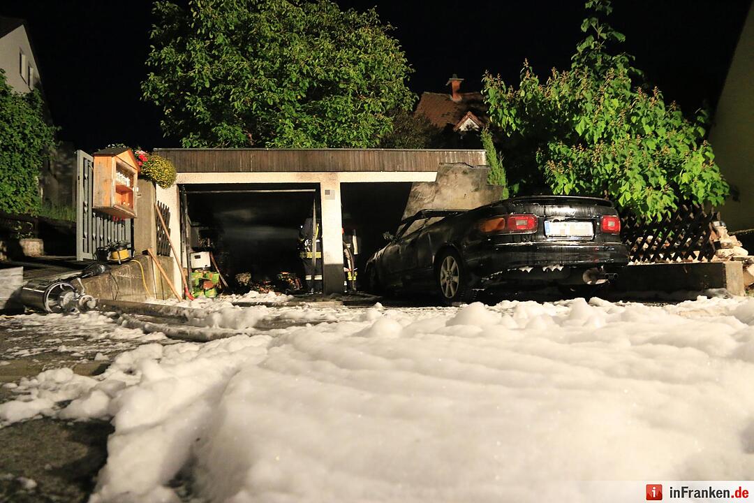 Garagenbrand in Wildensorg - Auto geht in Flammen auf