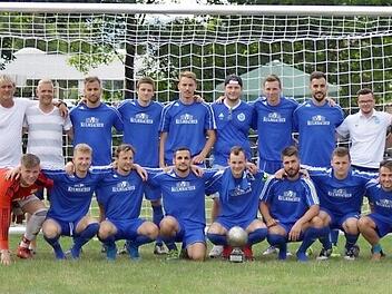 Souveräner Sieger der Stadtmeisterschaft wurde Kreisligist TBVfL Neustadt/Wildenheid. Unser Bild zeigt das siegreiche Team mit Betreuer Kai Müller (links) und den beiden Trainer Marco D'Antimi (rechts) sowie Co-Trainer Philipp Karg (Zweiter von rechts). Foto: privat