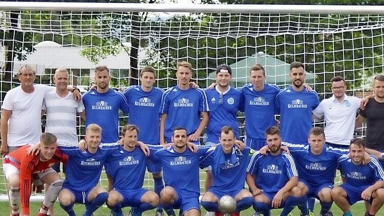 Souveräner Sieger der Stadtmeisterschaft wurde Kreisligist TBVfL Neustadt/Wildenheid. Unser Bild zeigt das siegreiche Team mit Betreuer Kai Müller (links) und den beiden Trainer Marco D'Antimi (rechts) sowie Co-Trainer Philipp Karg (Zweiter von rechts). Foto: privat
