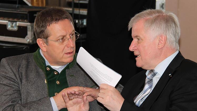 Grünes Zentrum: Kulmbachs OB Henry Schramm - hier im Gespräch mit Ministerpräsident Horst Seehofer - nahm in der Stadtratssitzung Stellung ...