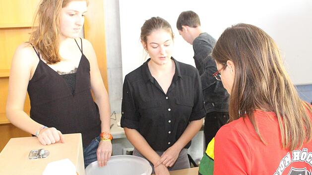 Lehrerin Lisa Raab (Vordergrund) im Gespräch mit ihren SchülernYannick Hupfer