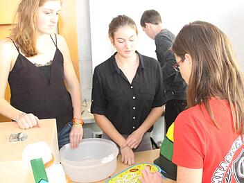 Lehrerin Lisa Raab (Vordergrund) im Gespr&auml;ch mit ihren Sch&uuml;lernYannick Hupfer