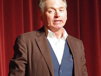 "Trotzdem" - Christian Springer sorgt im Kissinger Kurtheater mit seinem Programm für Lacher Foto: W. Vogel
