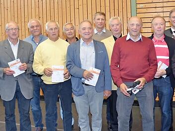 Die erfolgreichen Senioren des TV Unterrodach, die das Deutsche Sportabzeichen verliehen bekamen. Mit im Bild sind Hartmut Fleischmann (links), Übungsleiter Alfred Klinger (Zweiter v. l.), BLSV Sportabzeichen- Referent Harald Kaiser (Fünfter v.r.), Gemeinderat Hubert Bähr (rechts) und Landrat Klaus Löffler (Zweiter v.r.).  Foto: Karl-Heinz Hofmann