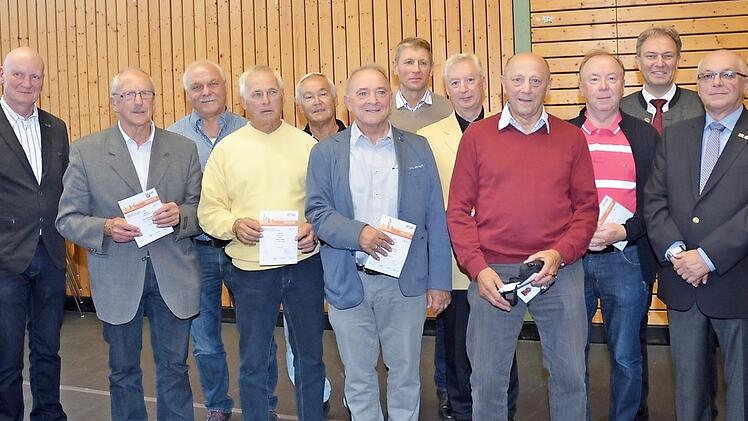 Die erfolgreichen Senioren des TV Unterrodach, die das Deutsche Sportabzeichen verliehen bekamen. Mit im Bild sind Hartmut Fleischmann (links), Übungsleiter Alfred Klinger (Zweiter v. l.), BLSV Sportabzeichen- Referent Harald Kaiser (Fünfter v.r.), Gemeinderat Hubert Bähr (rechts) und Landrat Klaus Löffler (Zweiter v.r.).  Foto: Karl-Heinz Hofmann
