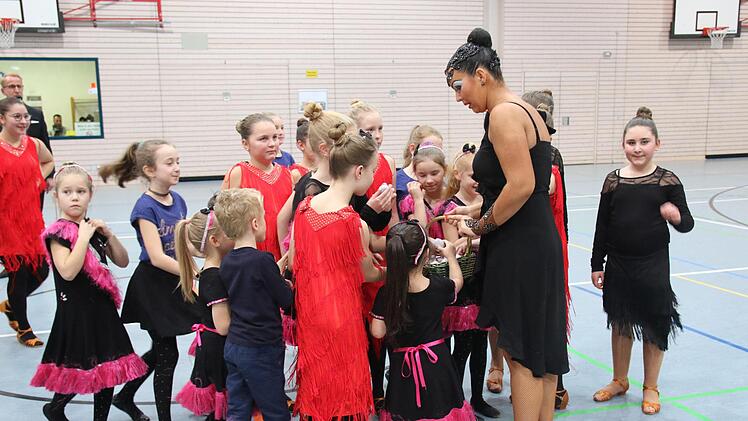 Alle Kinder erhielten von ihren Trainerinnen eine Belohnung nach ihrem Auftritt. Foto: Michael Stelzner