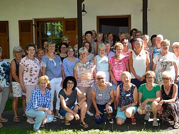 Die Teilnehmerinnen am Frauentag bei der DJK N&uuml;dlingen mit (vorne links) Karin M&uuml;ller, (vorne rechts Hildegard Kiesel) sowie (stehend links) Anita Hofmann, Vorsitzende der DJK N&uuml;dlingen. Arthur Stollberger